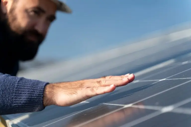 worker-panel-solar-hand